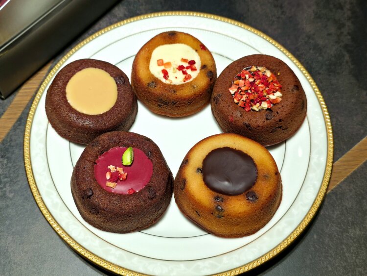 （左上から時計回りに）ブロンドキャラメル、ホワイトベリー、ショコラフランボワーズ、ショコラオランジュ、ベリーピスターシュ。