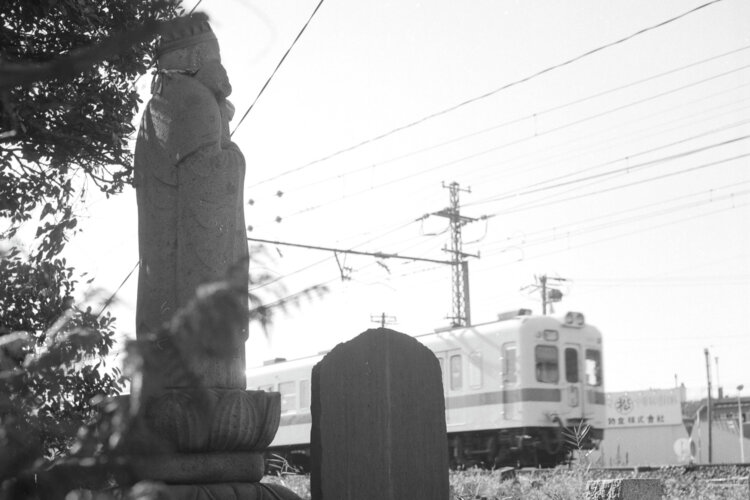 下北沢駅から3番目の踏切脇のお地蔵様（1976年5月撮影）。