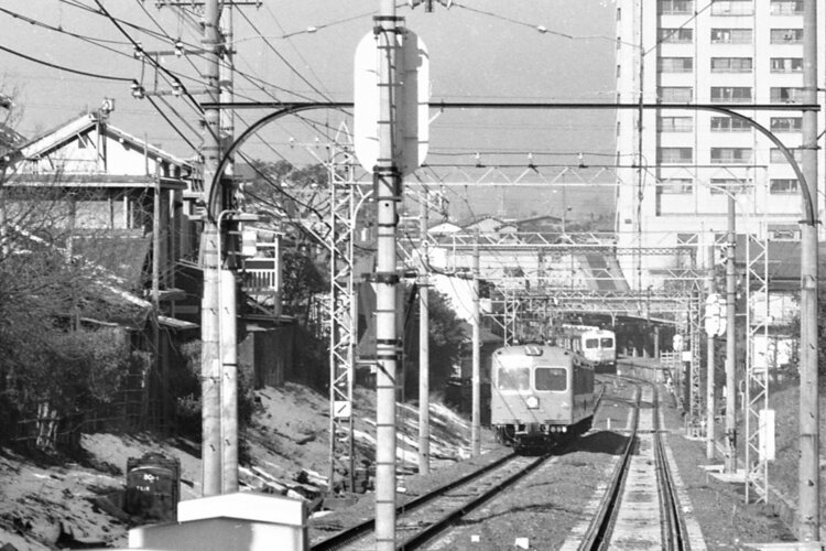下北沢駅から新代田駅を望む。井の頭線の電車は坂を下っていく（1970年3月撮影）。
