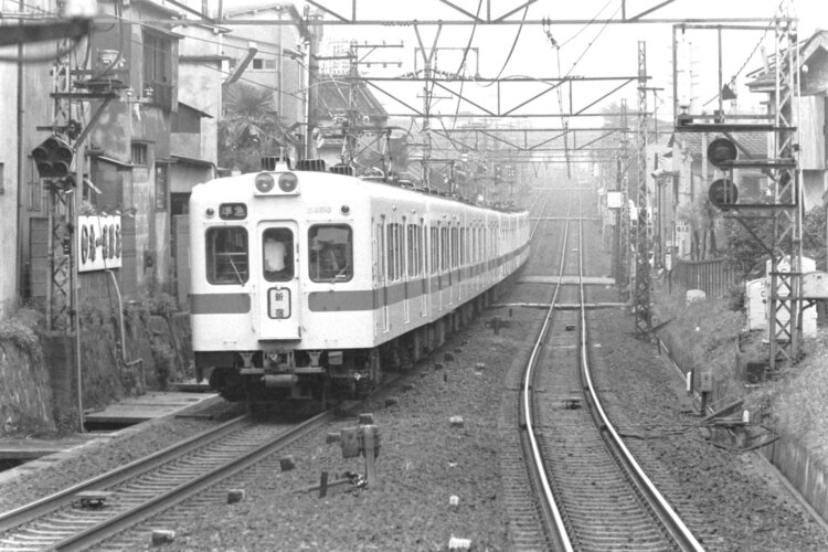 下北沢駅から東北沢駅方面を望む。小田急線の電車は坂を上っていく（1974年7月撮影）。