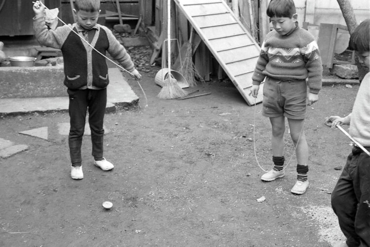 下北沢南口商店街の中にあった自宅の庭。庭が30坪ほどあったので、近所の子供たちの遊び場となっていた（1965年10月撮影）。