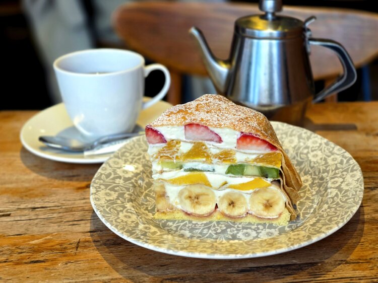 フルーツフルーツミルクレープ2178円（お茶付き）。