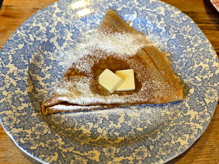 Myクレープと紅茶のセット1320円（お茶付き）、国産発酵バタートッピング55円。