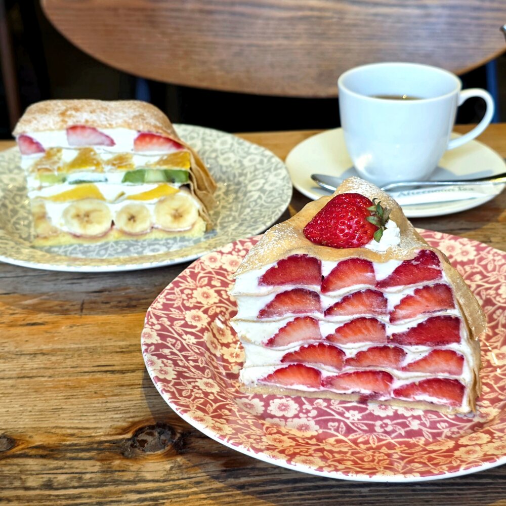 行列ができる大人気『Afternoon Tea LOVE&TABLE』苺のミルクレープ〜黒猫スイーツ散歩 原宿表参道編33〜