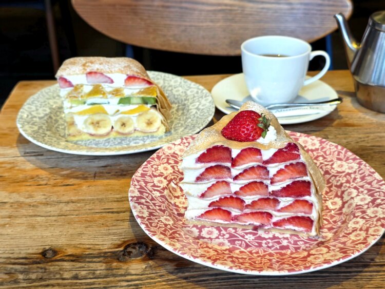 行列ができる大人気『Afternoon Tea LOVE&TABLE』苺のミルクレープ〜黒猫スイーツ散歩 原宿表参道編33〜