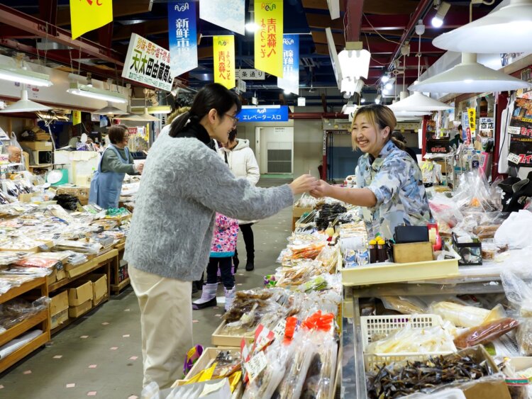 青森駅前のアウガ新鮮市場で珍味や海産物を扱う小椋（おむら）商店（撮影＝桂嶋啓子）。