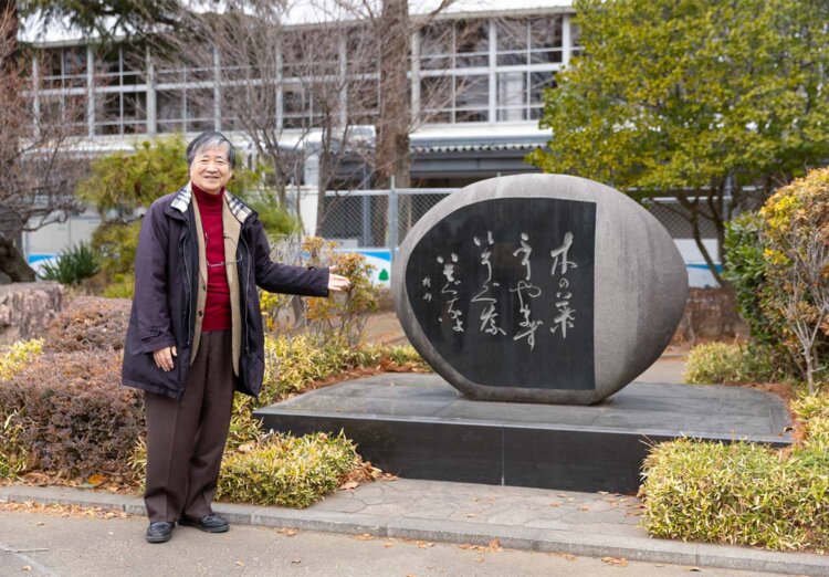 三上於菟吉、加藤楸邨など、学校にゆかりがある文化人たちの顕彰碑や句碑の前で解説してくれる北村先生。国語の授業を受けているようだ。