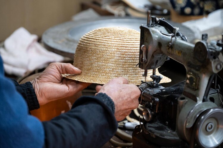 つばの縫い付け。