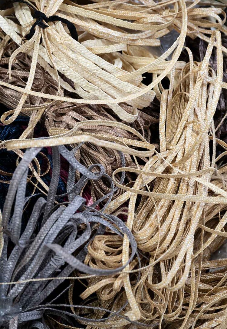 材料の麦稈真田は早くから国産が消え、中国から調達している。幅は5.7〜8.10mmと主に3種類。