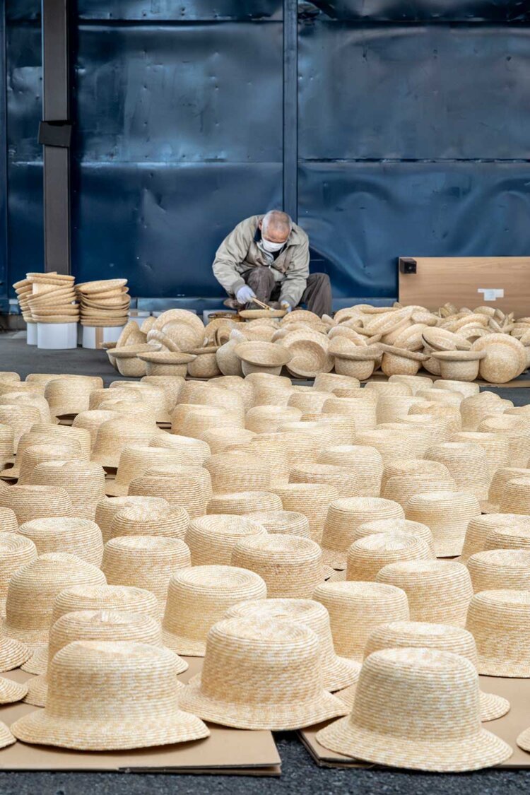 寒干しでは型崩れを防ぐ樹脂も塗る。