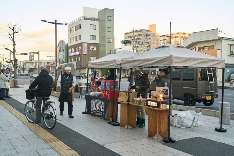 手慣れた準備で、歩道の風景が一変する！