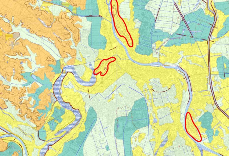 古隅田川や大落古利根川沿いに分布する河畔砂丘（赤線で囲った部分）は大河川の流域に形成される地形で、利根川が流れていた名残だ。出典＝国土地理院（治水地形分類図を加工して作成）。