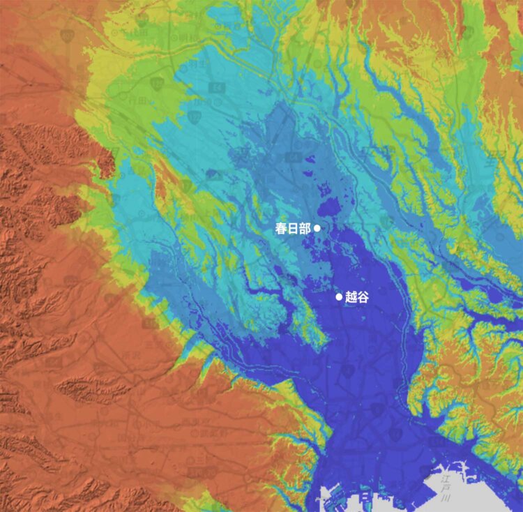 上の河川図と同じ範囲の色別標高図。かつて利根川と荒川が流れ込んでいた中川低地が、台地に囲まれた低平な地形であることがわかる。出典＝国土地理院（色別標高図・陰影起伏図を加工して作成）。