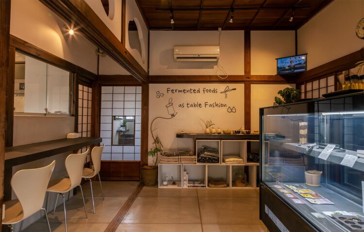 カフェ＆物販スペース。リノベーションならではの温かみのある空間。