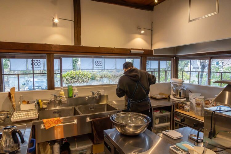 開放感あふれるショールーム1階の製造場。