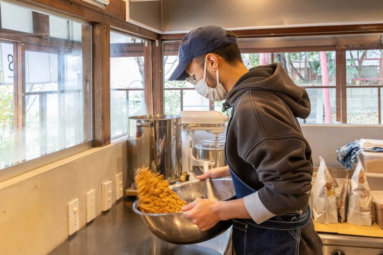 「SOYFFEE」を手作りする小野岡絢太さん。