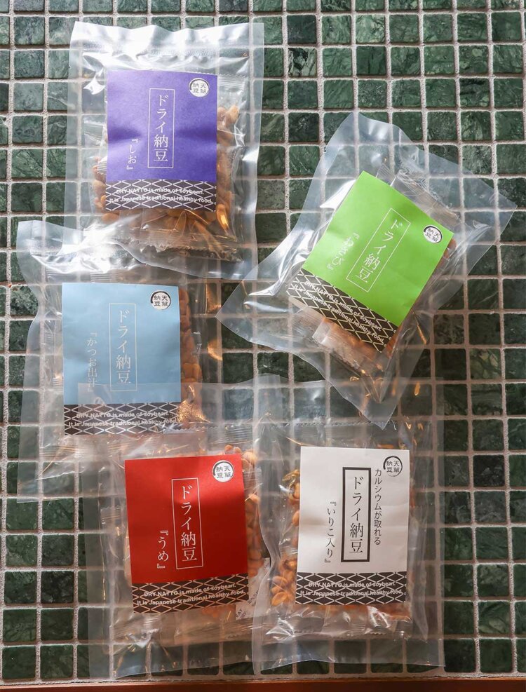 ゆくゆくは海を越える!? 納豆おやつ。海外への輸出が決まった「ドライ納豆」500円～。低カロリーで納豆菌とナットウキナーゼも生きている。