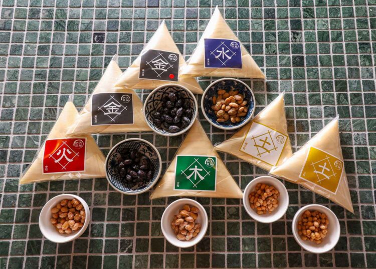 丹精込めてつくられた種類豊富な手作り納豆、各種410円～。限定品には丹波の黒大豆を贅沢に使った「金」3000円も。通販でも購入可能。