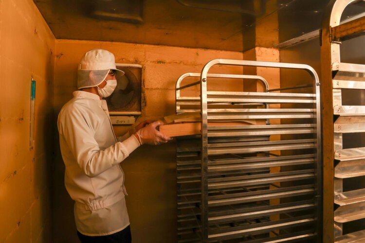 備長炭で約40℃に温めた室で大豆を発酵させる。