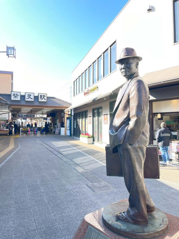 柴又駅／駅前には地元商店会と観光客の募金によって建てられた「フーテンの寅」像あり。旅に出るところを、さくらに呼び止められ振り返った姿。