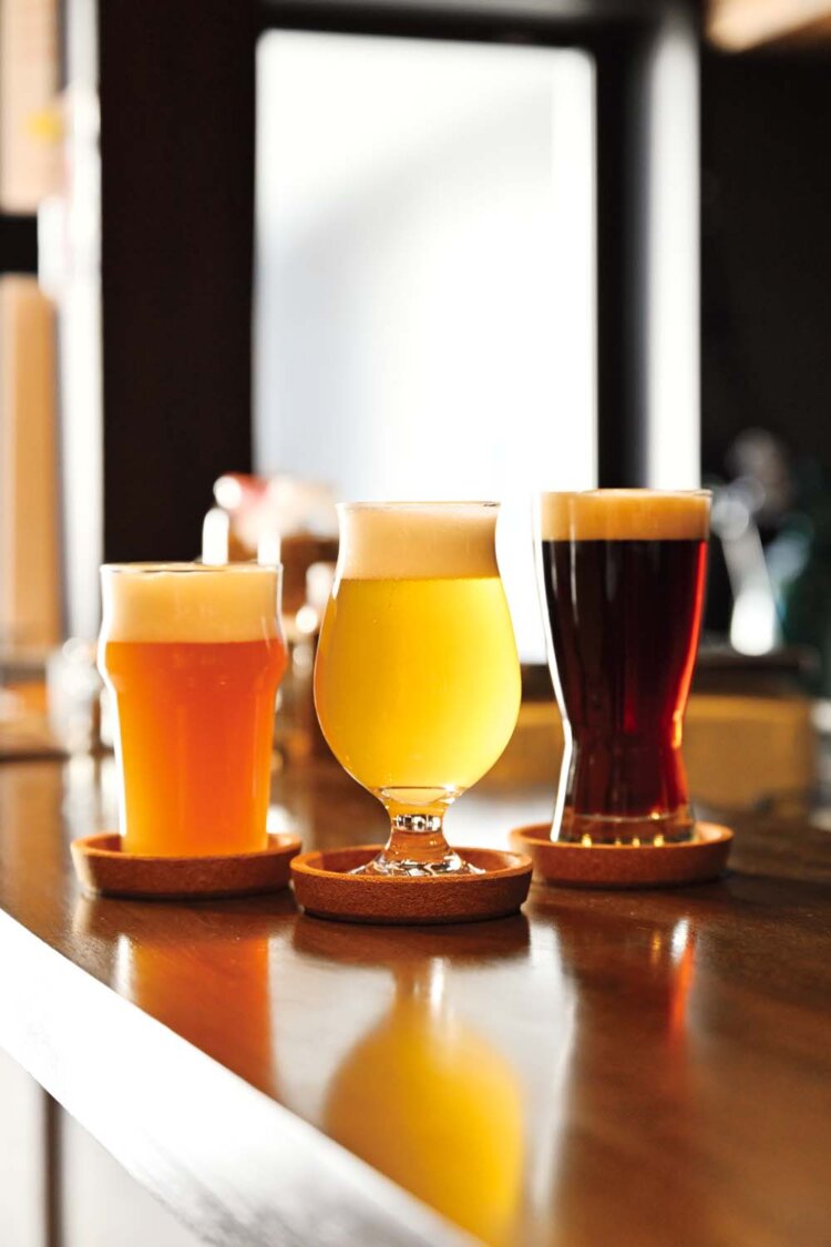 定番ビールは赤・白・黒・金の4種。そのほか厳選茶葉を用いたお茶ビールにも注力。