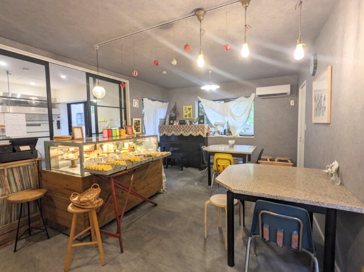 一軒家の1階部分が店舗になっていて、頻繁にケーキ作り教室も開催。