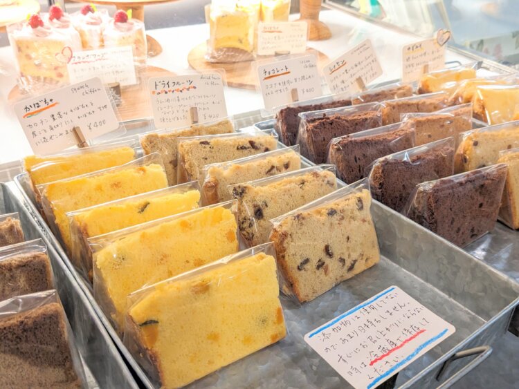ショーケースの前にはシンプルなシフォンケーキも。バラエティが豊富。