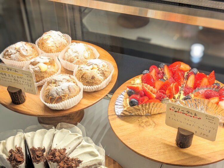 シフォンケーキ以外のケーキも少し用意。「シュークリームも人気です」と照美さん。