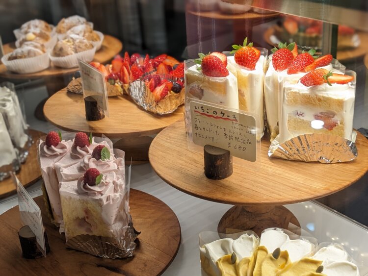 ショーケースを眺めていると、見目麗しいシフォンケーキたちに食べる前から魅了されてしまう。