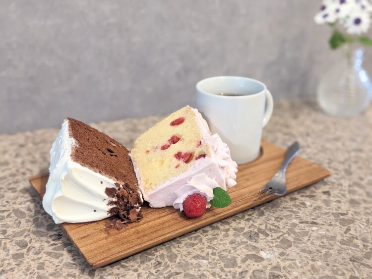チョコレート シフォンケーキ（左）、フランボワーズ シフォンケーキ各600円。紅茶550円。
