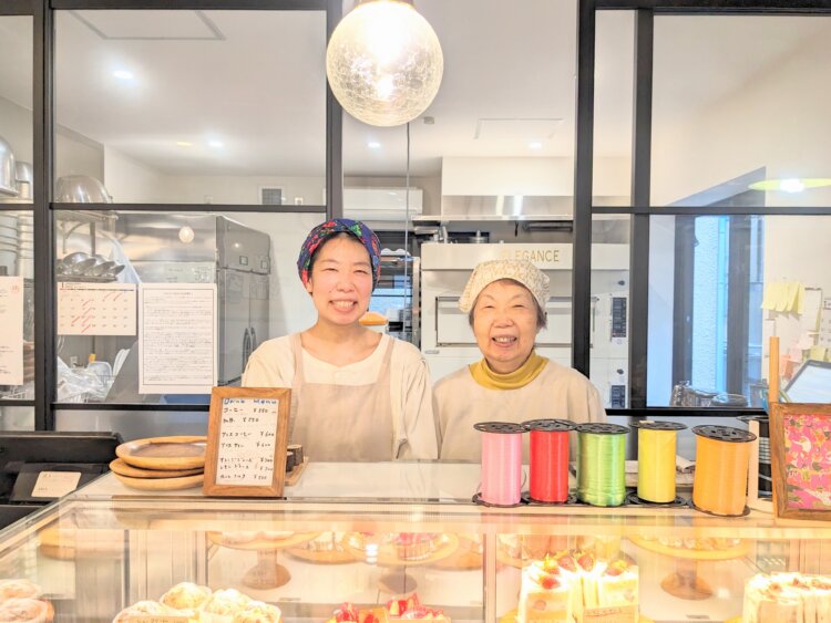 笑うとそっくりになる母の小沢のり子さん（右）と、娘の照美さん。