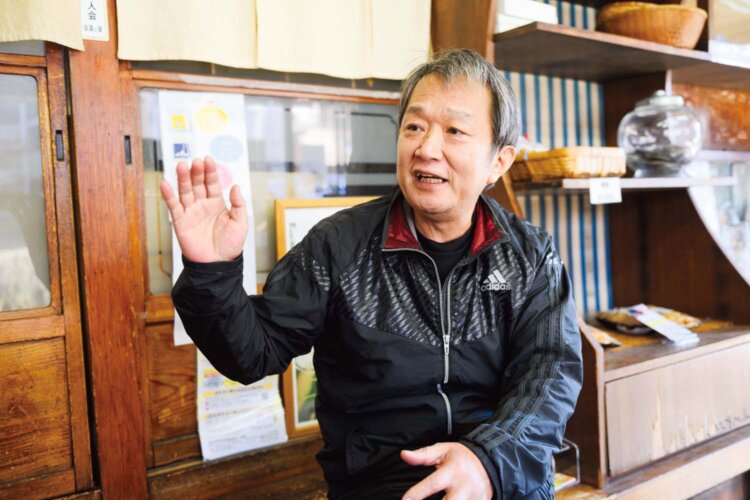 草加せんべい振興協議会会長鈴木康弘さん（有限会社大馬屋本店工場長）。