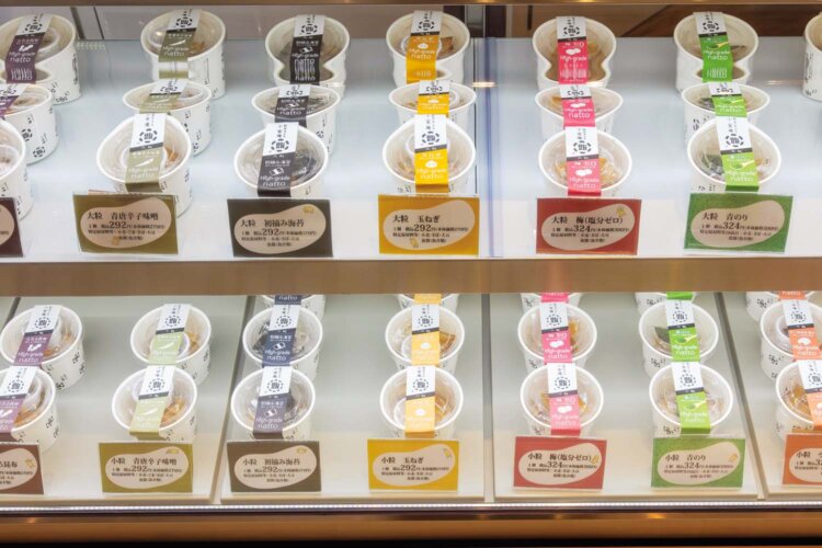 カラフルでおしゃれ。納豆は、大粒、小粒、ひきわりの3種。