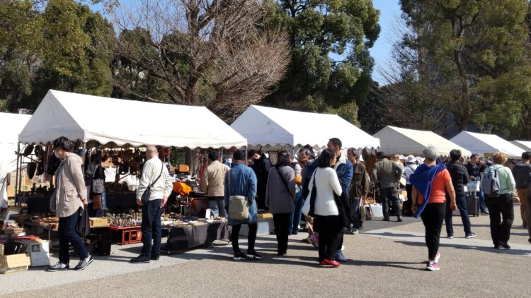 古美術や古道具、アンティーク雑貨などがところ狭しと並ぶ、毎年恒例の青空骨董市。