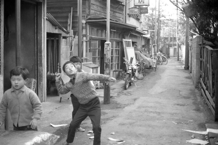 下北沢南口商店街の丸井横の路地で遊ぶ。どこの路地も子供の遊び場だった（1965年5月撮影）。