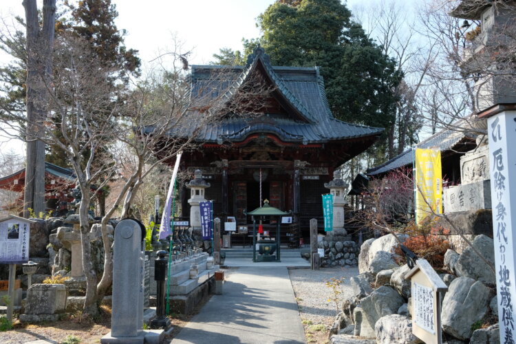 誦経山 四萬部寺。お堂正面欄間にある地獄と極楽の彫刻も必見。