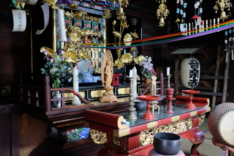 本堂の中。五色の綱がのびている。