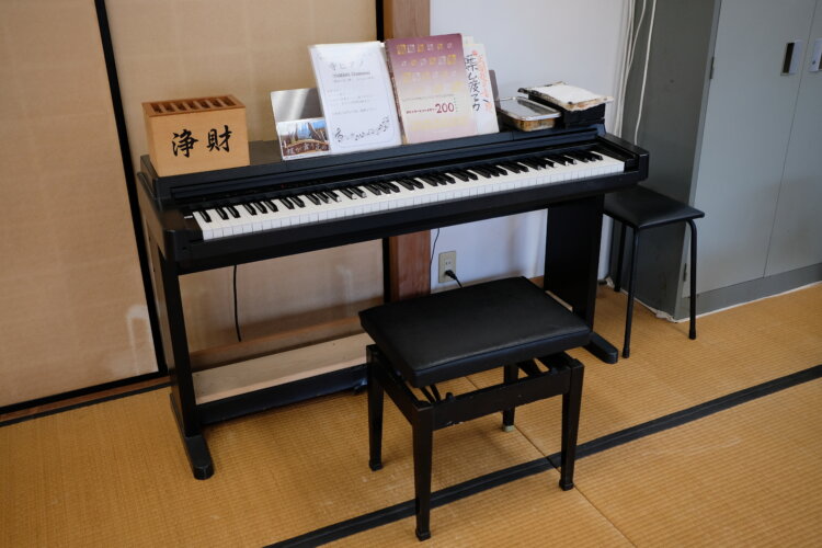 誰でも演奏がきる「寺ビアノ」。本堂で声をかけよう。