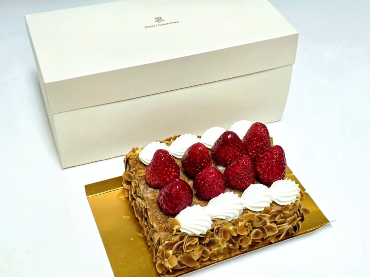 ナポレオンパイ（ハーフサイズ）3240円。