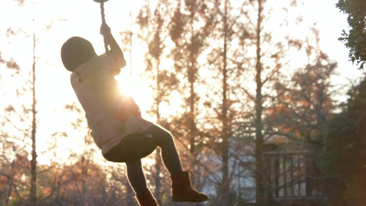 川内倫子《M/E》　2022年　2チャンネル・ヴィデオ　東京都写真美術館蔵。