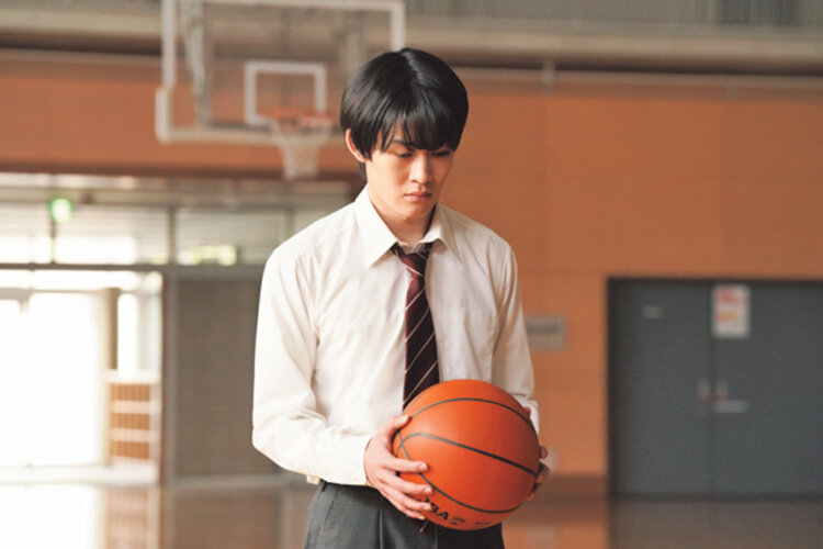 仲間に理由も言えず、バスケットボール部をやめざるを得なかった佑。（C）2026映画『90メートル』製作委員会