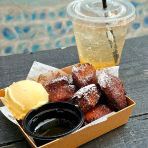 ハンバーガーを“切ったやつ”が人気『BRISKSTAND OMOTESANDO』のフレンチトースト〜黒猫スイーツ散歩 原宿表参道編34〜