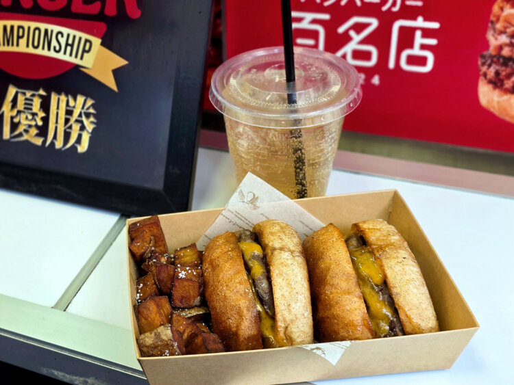 切ったやつ（シングルパティ）1650円、てづくりコーラ600円（セットで50円引き）。