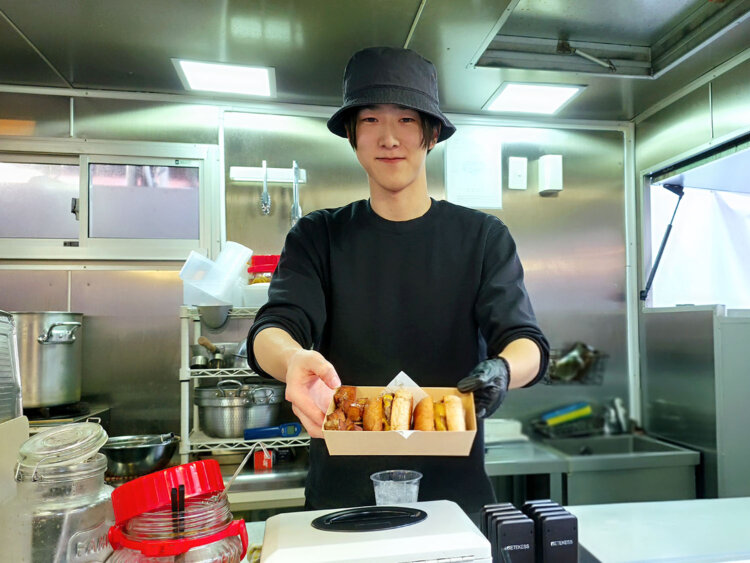 『BRISKSTAND OMOTESANDO』のオーナー・越谷さん。