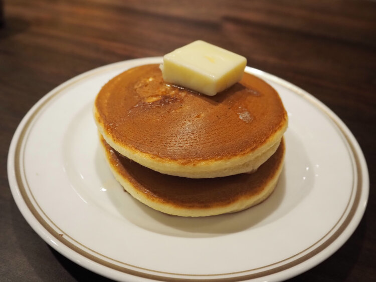 スタンダードホットケーキ840円（単品）、セット注文でドリンク代が110円引きに。