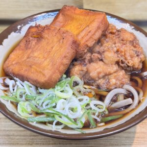 小岩『芽衣や』はミャンマー生まれの店長による下町の立ち食いそば店。出身を生かした新たな試みも