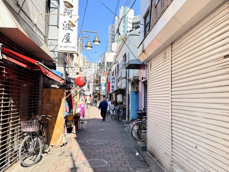 この路地を抜けていくと近い。