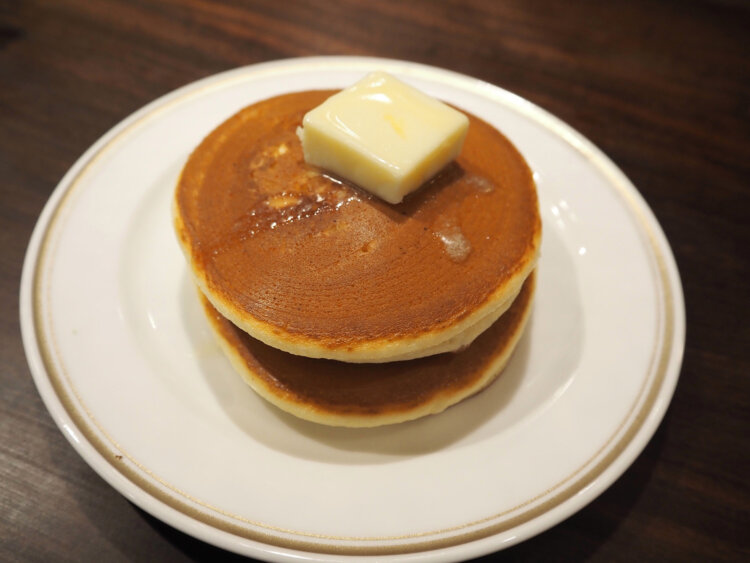 1968年創業の『シビタス』の名物、ホットケーキ。神田須田町「万惣フルーツパーラー」から受け継がれるこだわりや、その味わいは、前編にて。