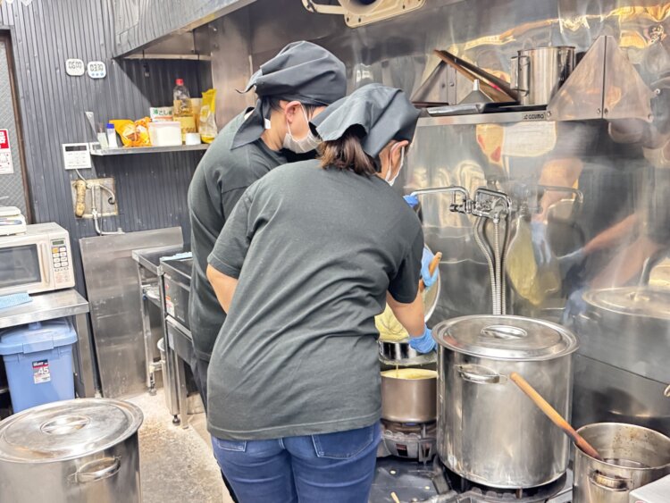 奥がアウンさん。手前は妻のメイさん。