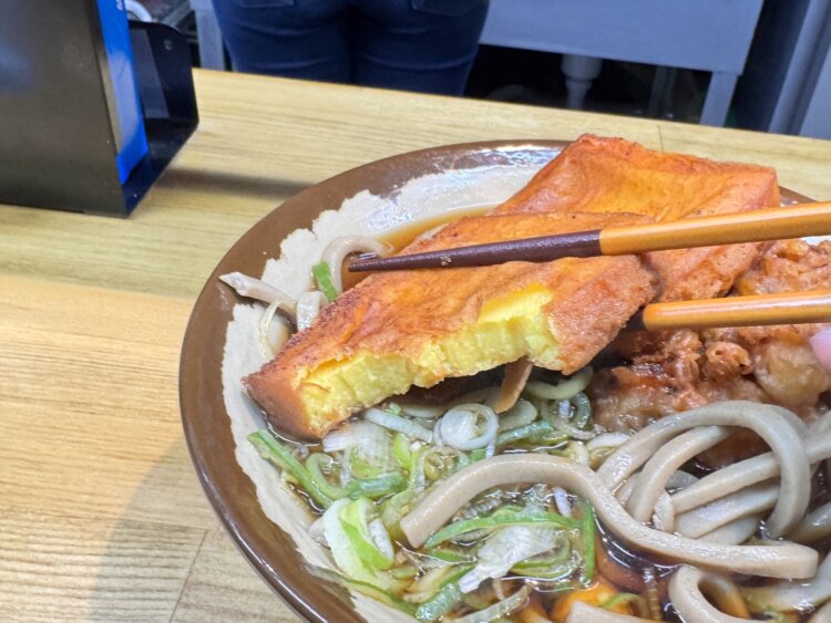 黄色はウコンの色。ほんのりした甘みがあっておいしい。